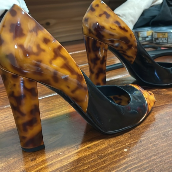 Good condition Gucci patent leather, animal print heels. - Picture 2 of 5
